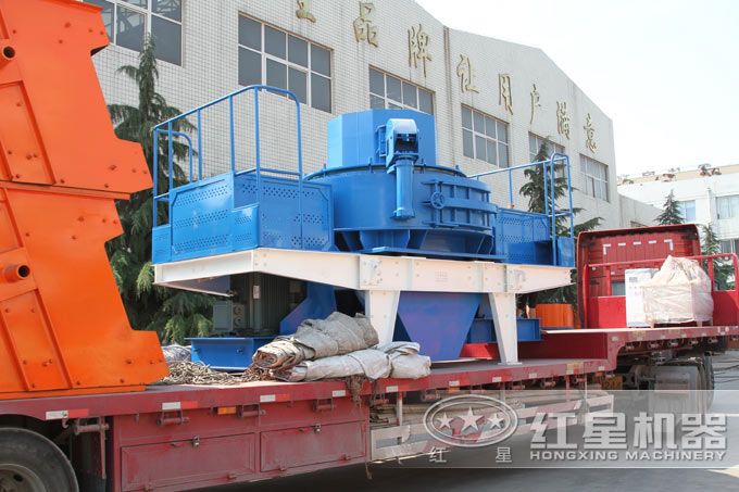 一臺河卵石制砂機(jī)和兩臺振動篩發(fā)貨現(xiàn)場