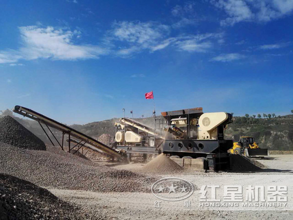 移動式碎石機(jī)生產(chǎn)現(xiàn)場 移動式碎石機(jī)生產(chǎn)現(xiàn)場