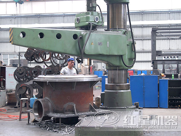 車間認(rèn)真作業(yè)的技術(shù)人員 車間認(rèn)真作業(yè)的技術(shù)人員