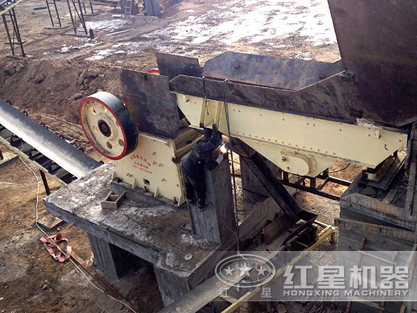 正在調(diào)試的振動(dòng)給料機(jī) 正在調(diào)試的振動(dòng)給料機(jī)