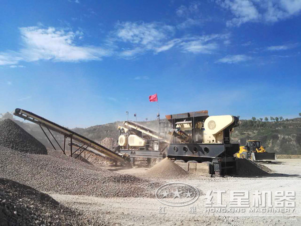 在石料廠認(rèn)真作業(yè)的我—車(chē)載移動(dòng)粉碎機(jī)