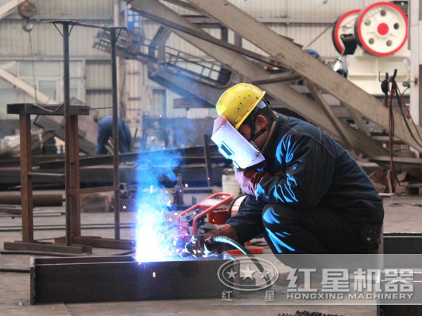 正在加工還未成形的我—車(chē)載流動(dòng)粉碎機(jī)