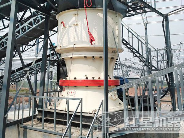 單缸液壓圓錐破碎機作業(yè)現(xiàn)場