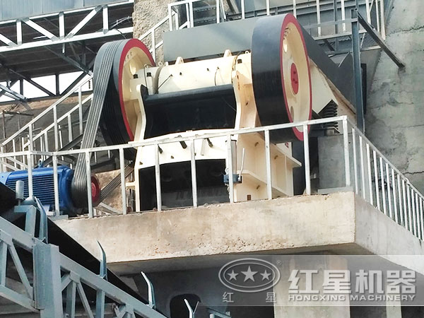 100tph顎式破石機生產現場 100tph顎式破石機生產現場
