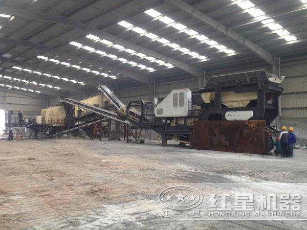 時(shí)產(chǎn)400噸混凝土移動(dòng)破碎站生產(chǎn)現(xiàn)場(chǎng)