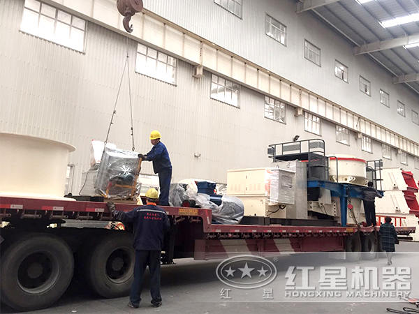 已裝車準備發(fā)貨的制砂機設備