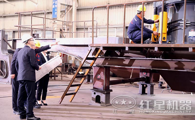 技術人員指導工人安裝、調試移動破