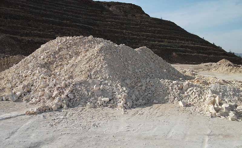 含有一定雜質的高嶺土原礦 含有一定雜質的高嶺土原礦