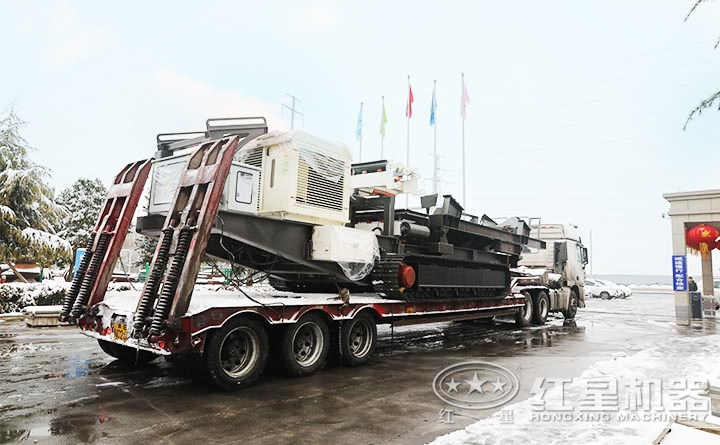 雪后又一臺移動破碎車發貨了 雪后又一臺移動破碎車發貨了