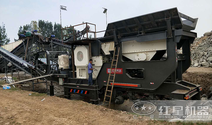 安裝就緒，即將投入生產的移動碎石機