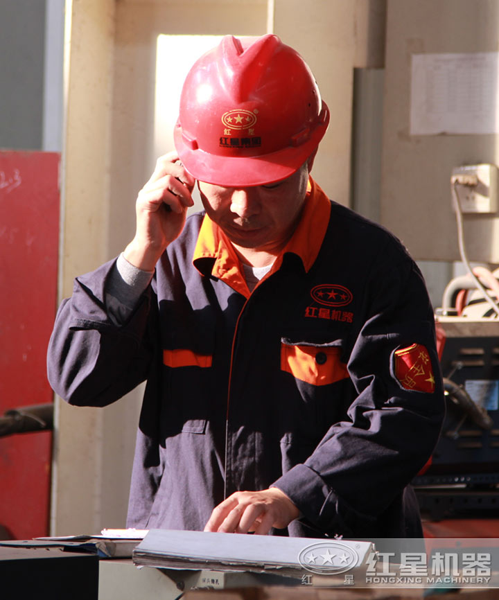 安全員,聯(lián)系客戶為其講解基本安全常識 安全員,聯(lián)系客戶為其講解基本安全常識