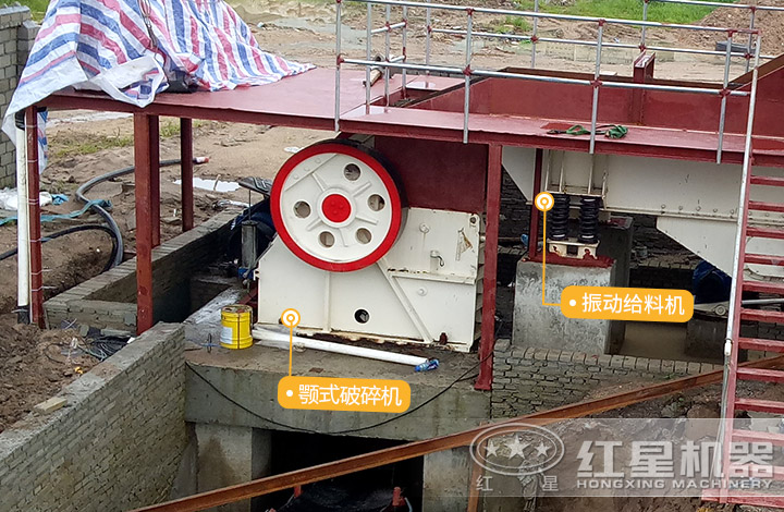 給料機與顎式破碎機作業現場 給料機與顎式破碎機作業現場