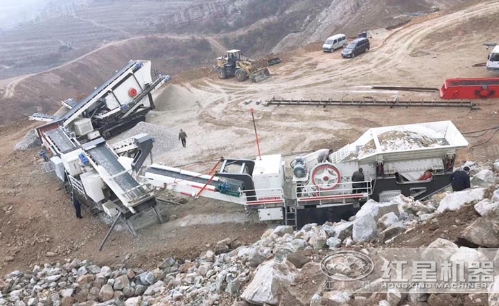 三臺設(shè)備組合而成的移動破石機生產(chǎn)線 三臺設(shè)備組合而成的移動破石機生產(chǎn)線