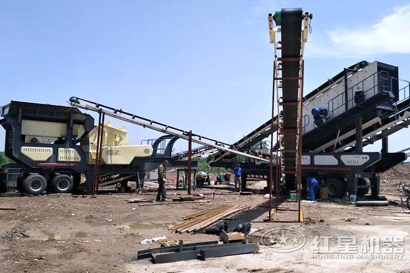 移動砂石破碎機(jī)設(shè)備現(xiàn)場 移動砂石破碎機(jī)設(shè)備現(xiàn)場