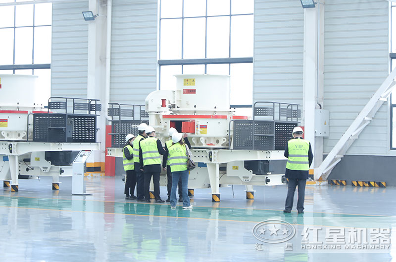 客戶來廠考察青石制砂機設備 客戶來廠考察青石制砂機設備